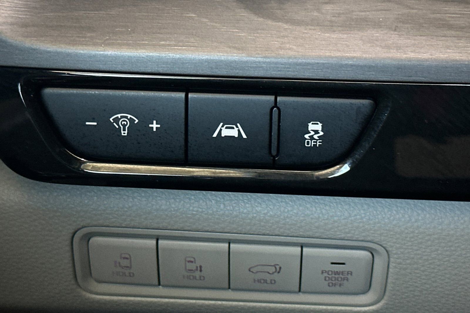 Used 2023 Kia Carnival EX image 32