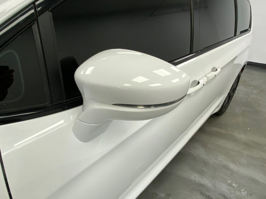 Used 2018 Chrysler Pacifica Limited w/ S Appearance Package FWD image 12