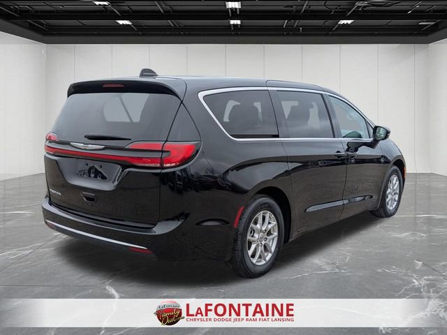 Used 2024 Chrysler Pacifica Touring-L image 5
