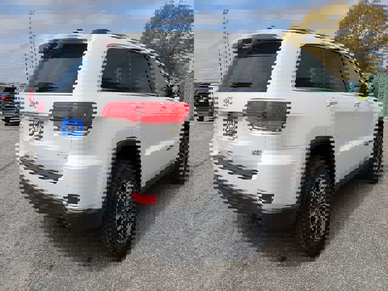 Used 2019 Jeep Grand Cherokee Laredo w/ Laredo X Package image 3