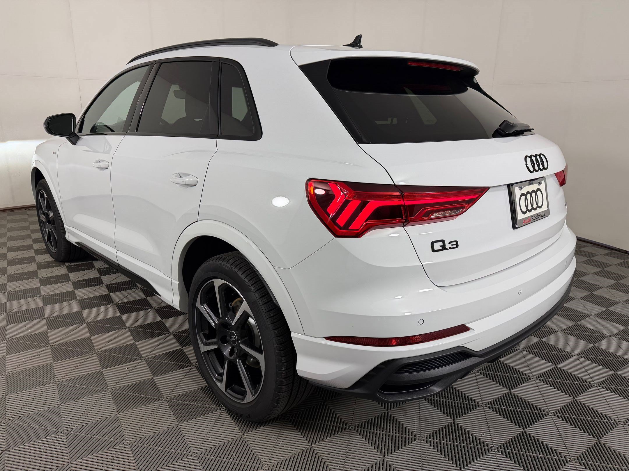 Certified 2025 Audi Q3 2.0T Premium Plus w/ Premium Plus Package AWD/4WD image 3
