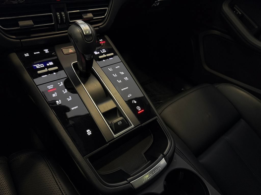 Certified 2023 Porsche Macan AWD/4WD image 19