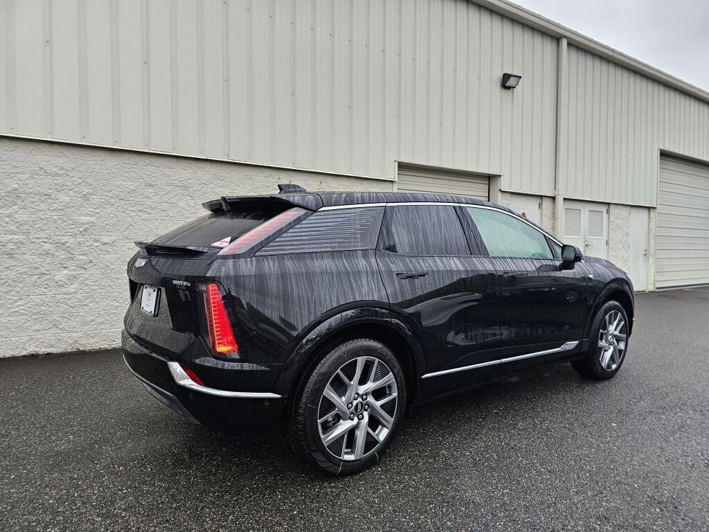 New 2026 Cadillac Optiq Luxury 2 image 9