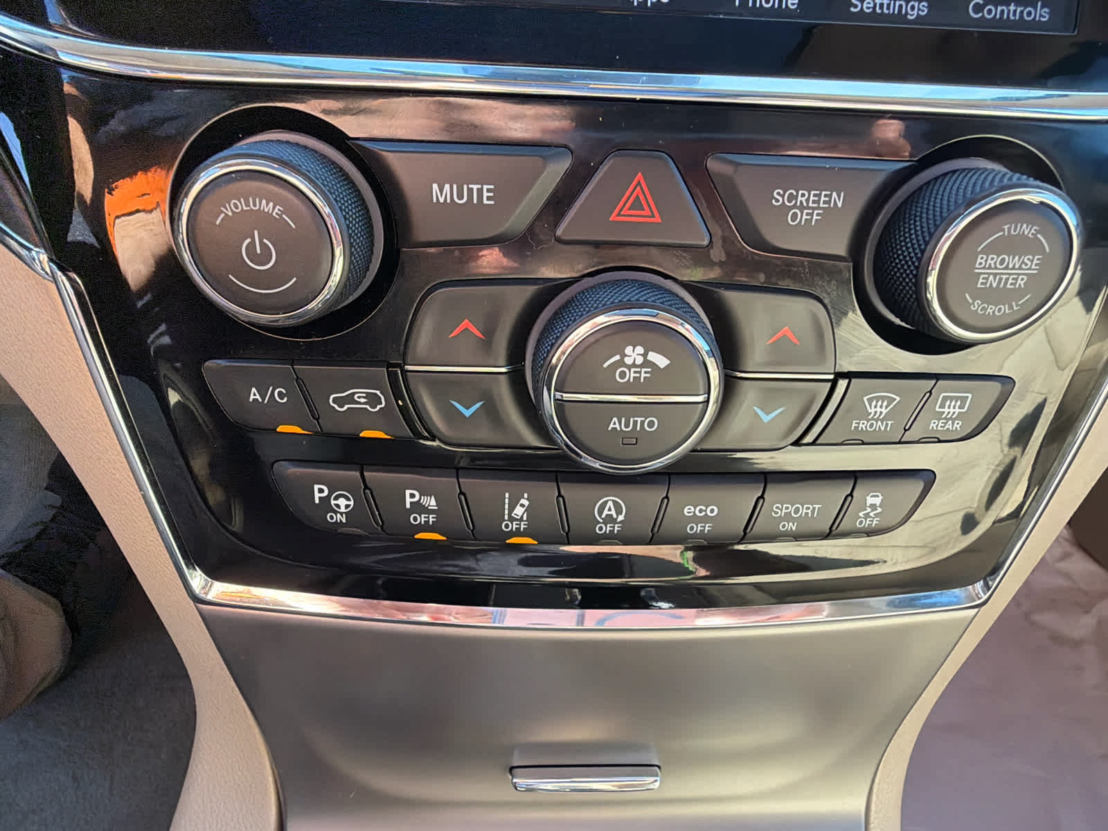 Used 2020 Jeep Grand Cherokee Overland AWD/4WD image 22