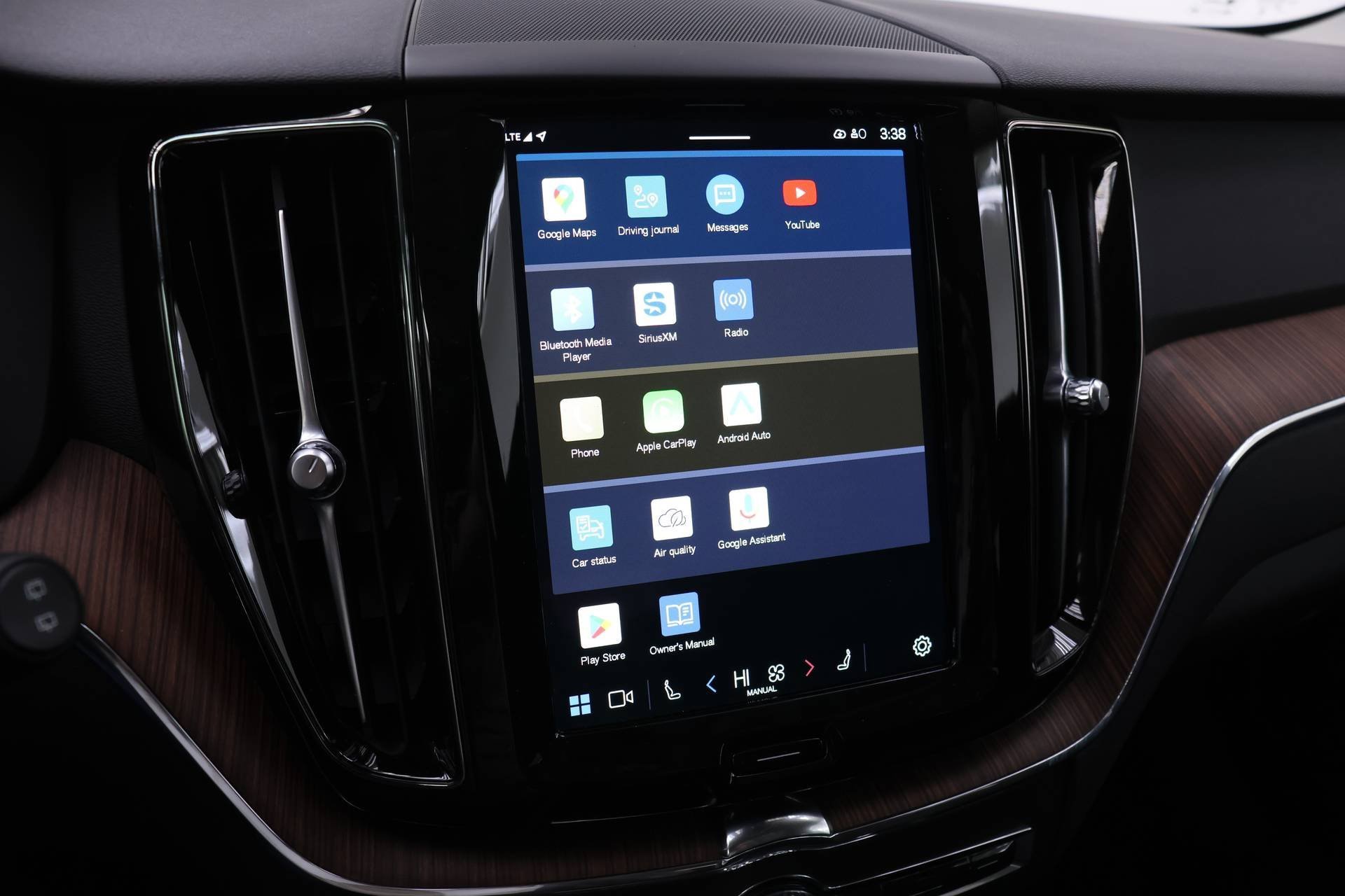 Certified 2024 Volvo XC60 B5 Plus image 12