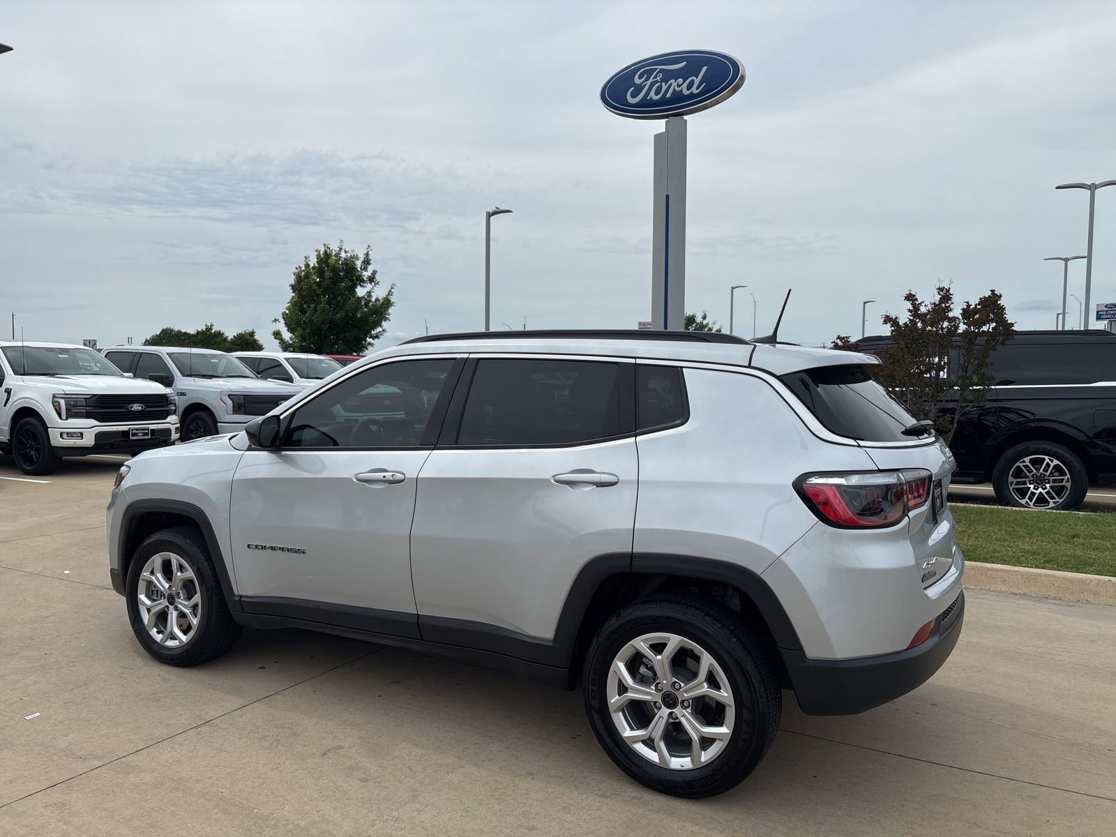 Used 2025 Jeep Compass Latitude AWD/4WD image 3