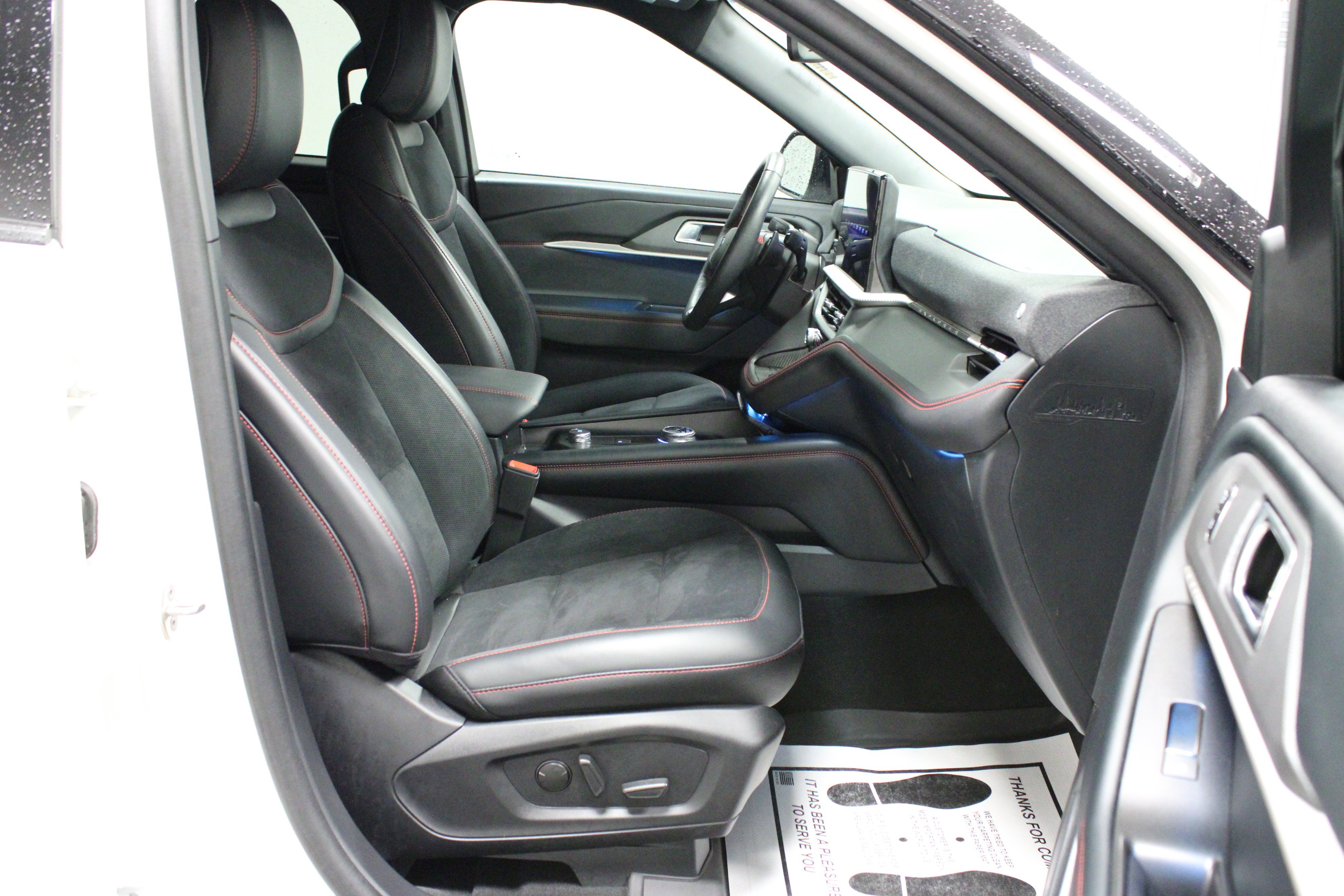 Used 2025 Ford Explorer ST AWD/4WD image 17