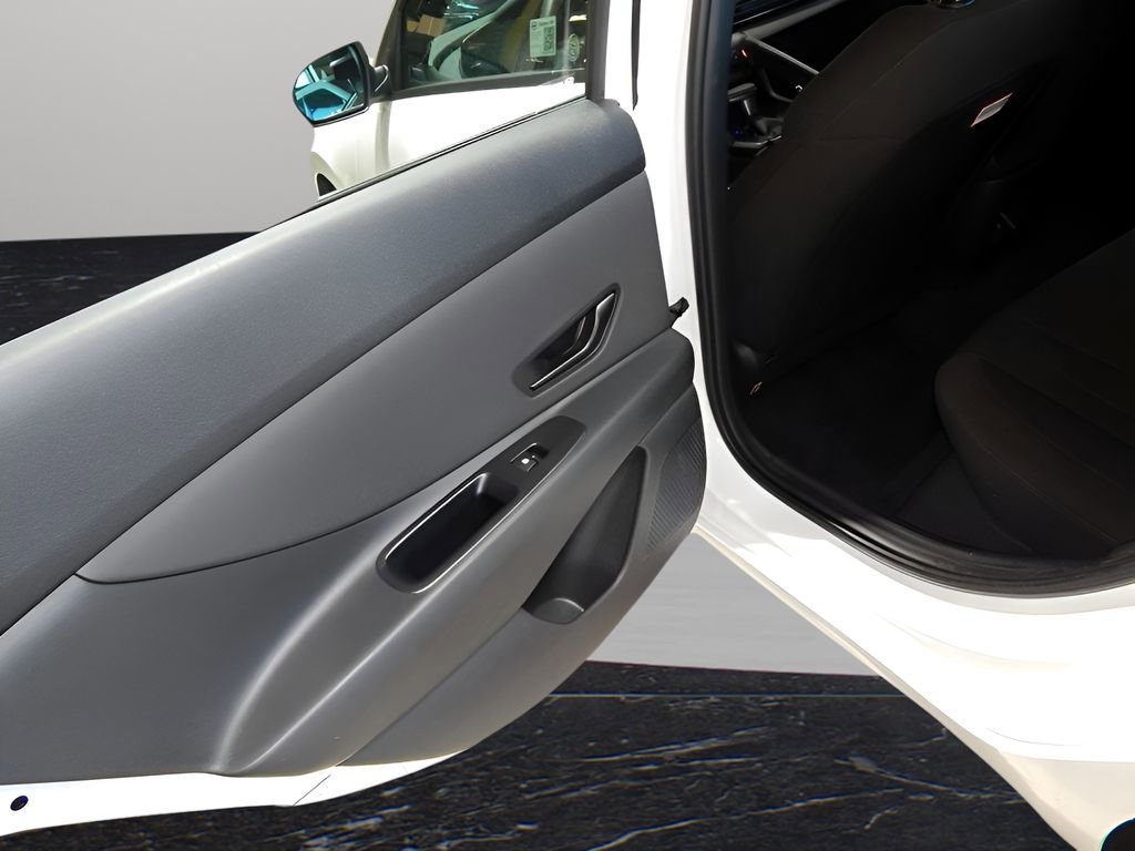 Used 2025 Hyundai Elantra Sport image 32