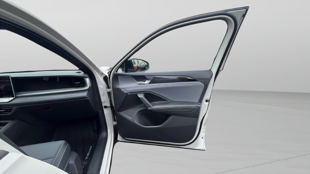 New 2026 Volkswagen Tiguan SE R-Line AWD/4WD image 26