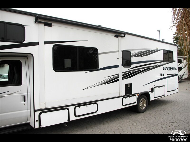 Used 2022 Ford E-450 and Econoline 450 Super Duty w/ Motorhome Prep Package RWD image 6