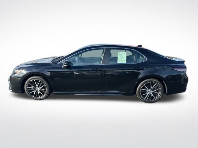 Used 2023 Toyota Camry SE image 3
