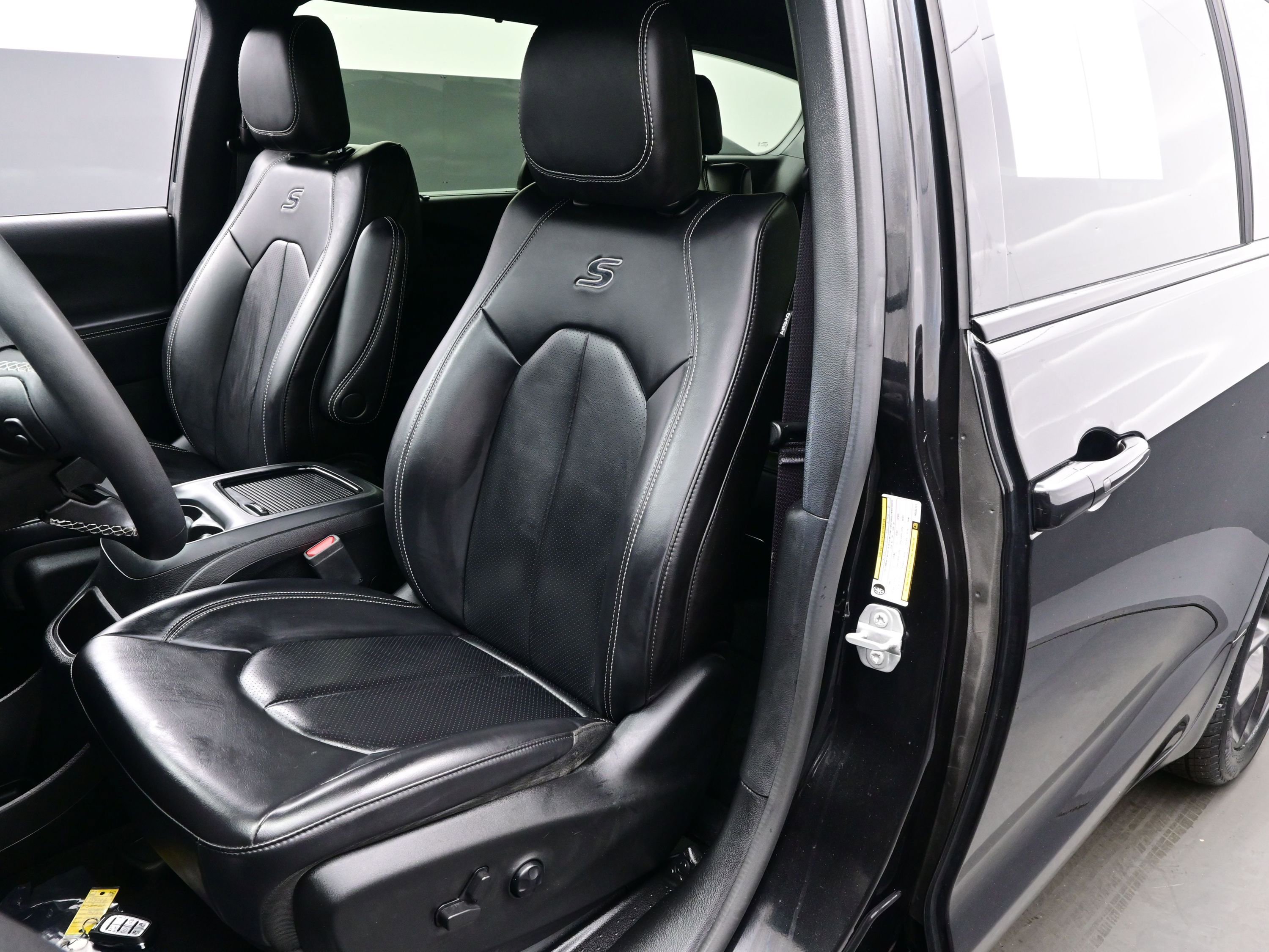 Used 2023 Chrysler Pacifica Touring-L w/ S Appearance Package image 12