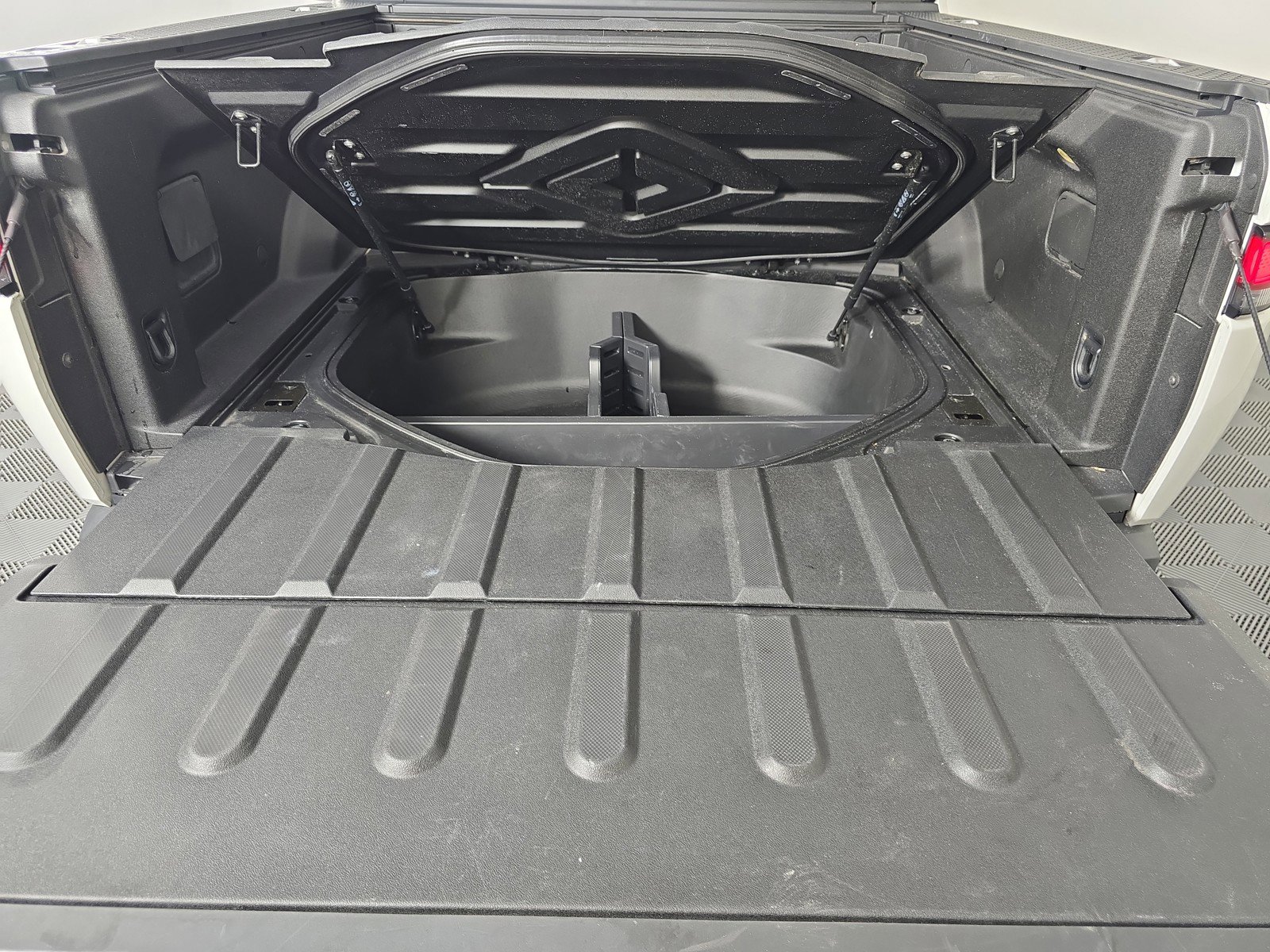 Used 2022 Rivian R1T Adventure image 15