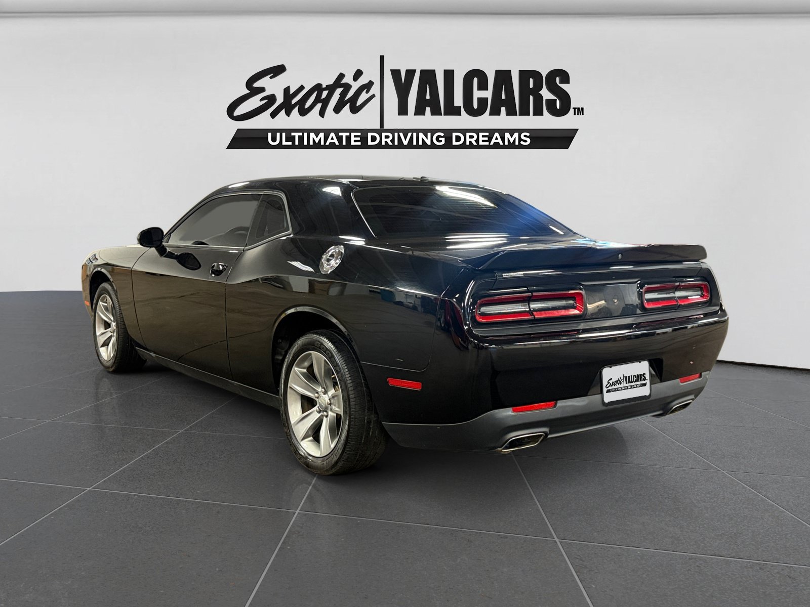 Used 2019 Dodge Challenger SXT RWD image 3