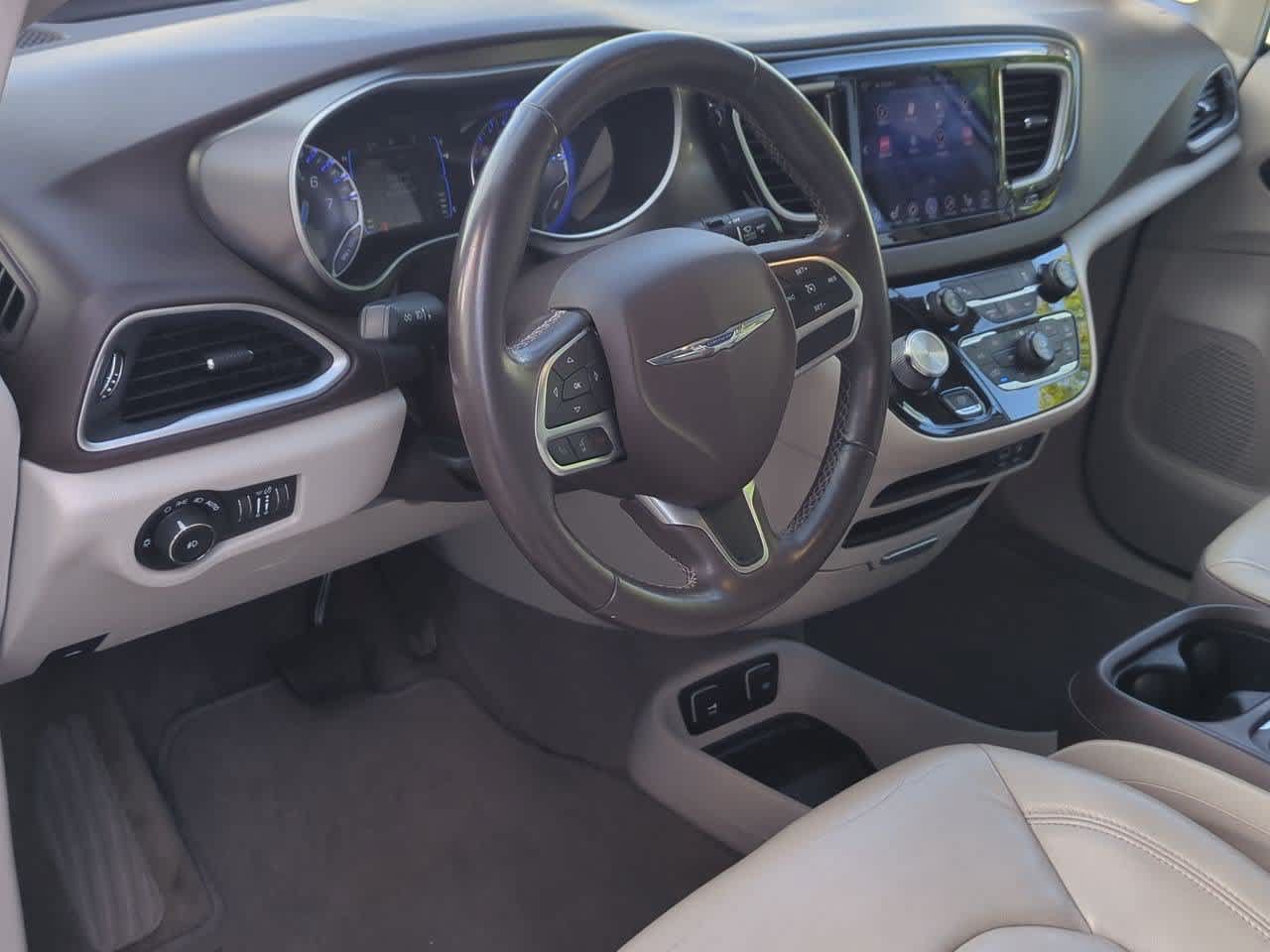 Used 2017 Chrysler Pacifica Touring-L FWD image 2