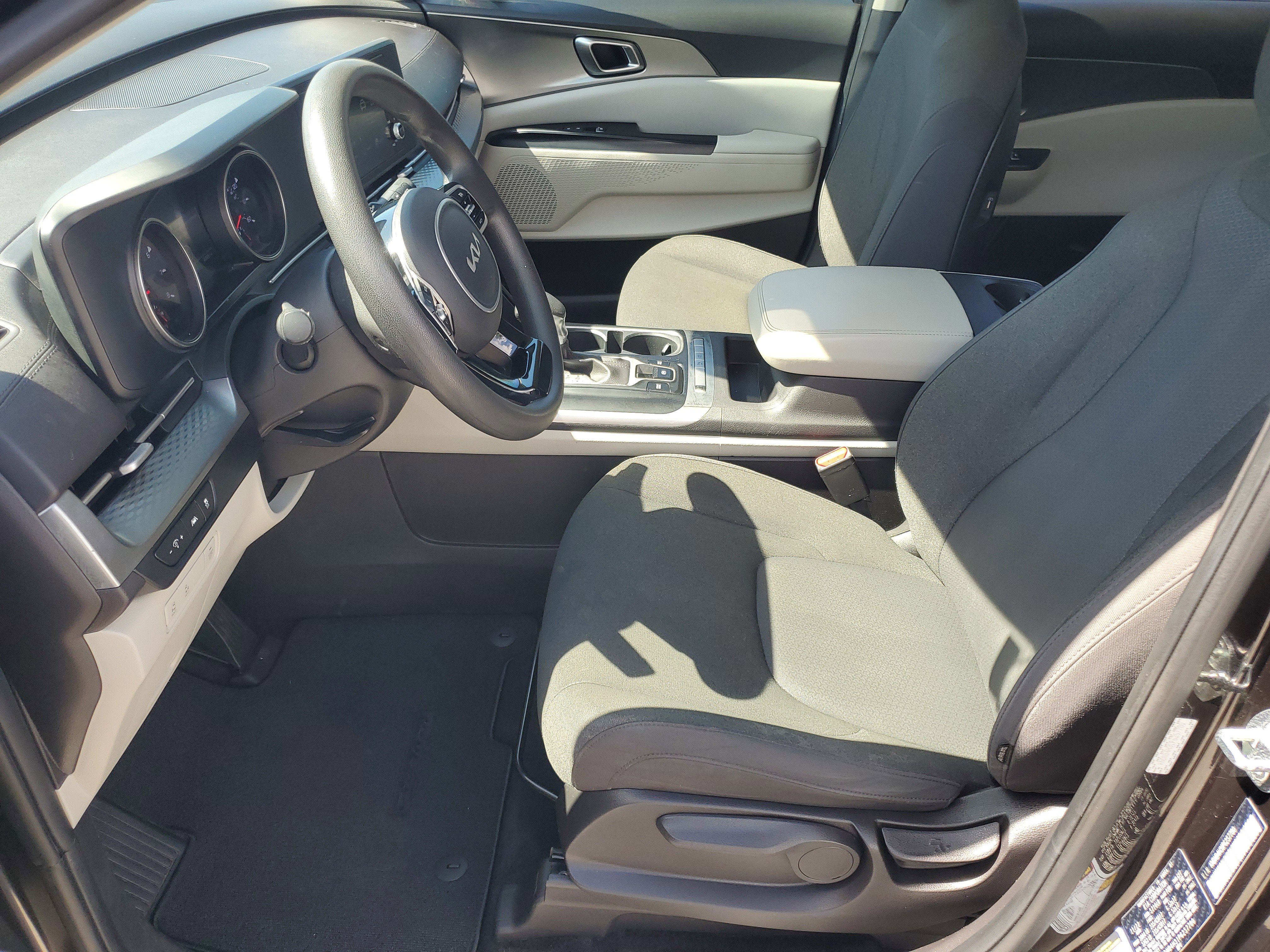 Used 2023 Kia Carnival LX image 10