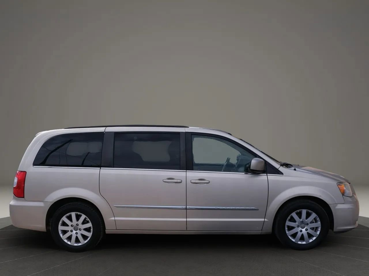 Used 2015 Chrysler Town & Country Touring image 6