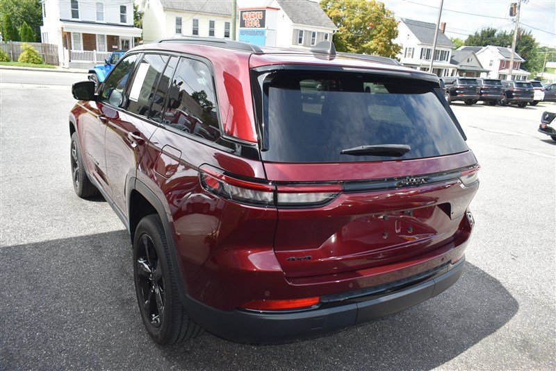Used 2023 Jeep Grand Cherokee Altitude AWD/4WD image 6