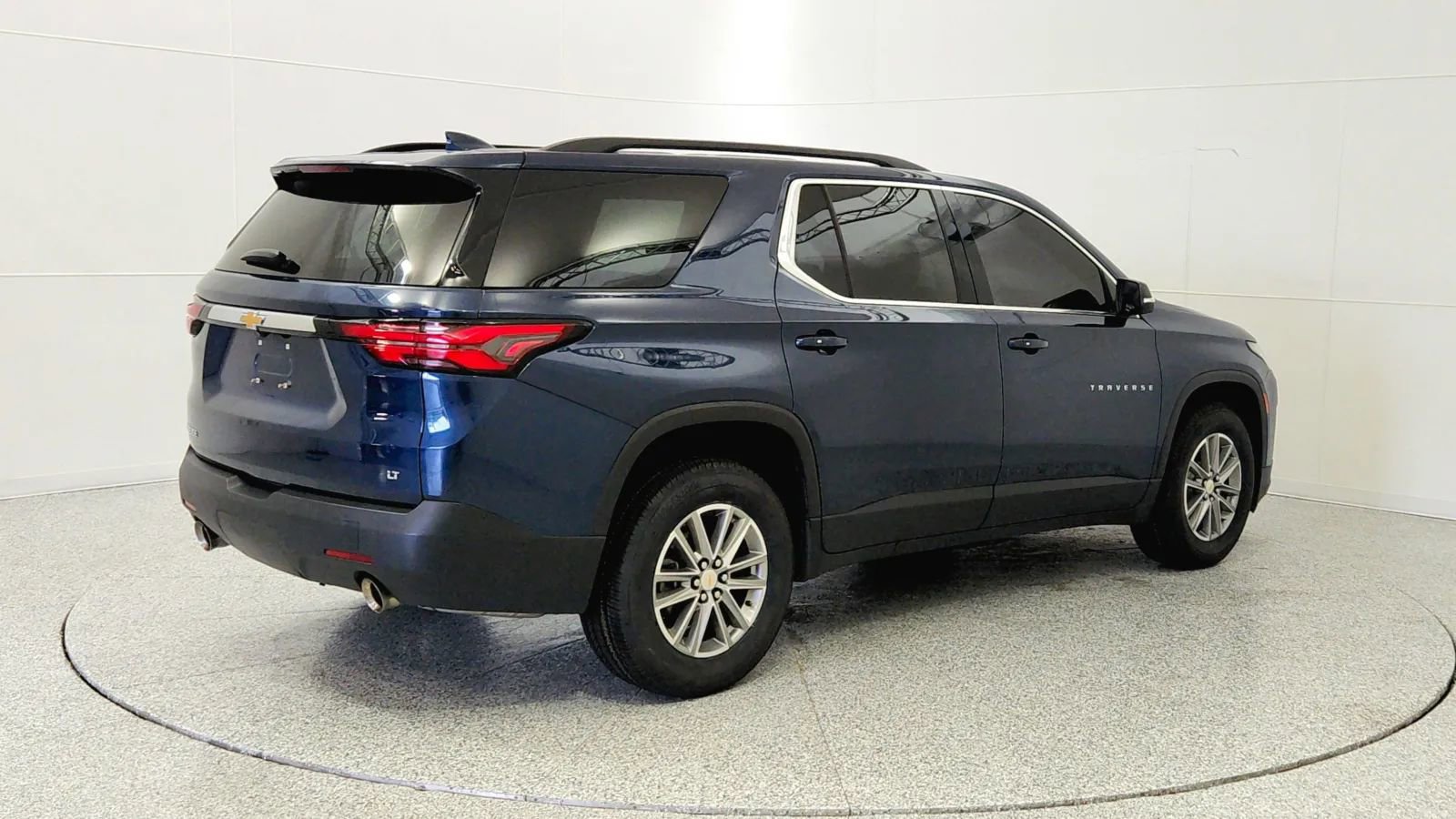 Used 2023 Chevrolet Traverse LT image 2