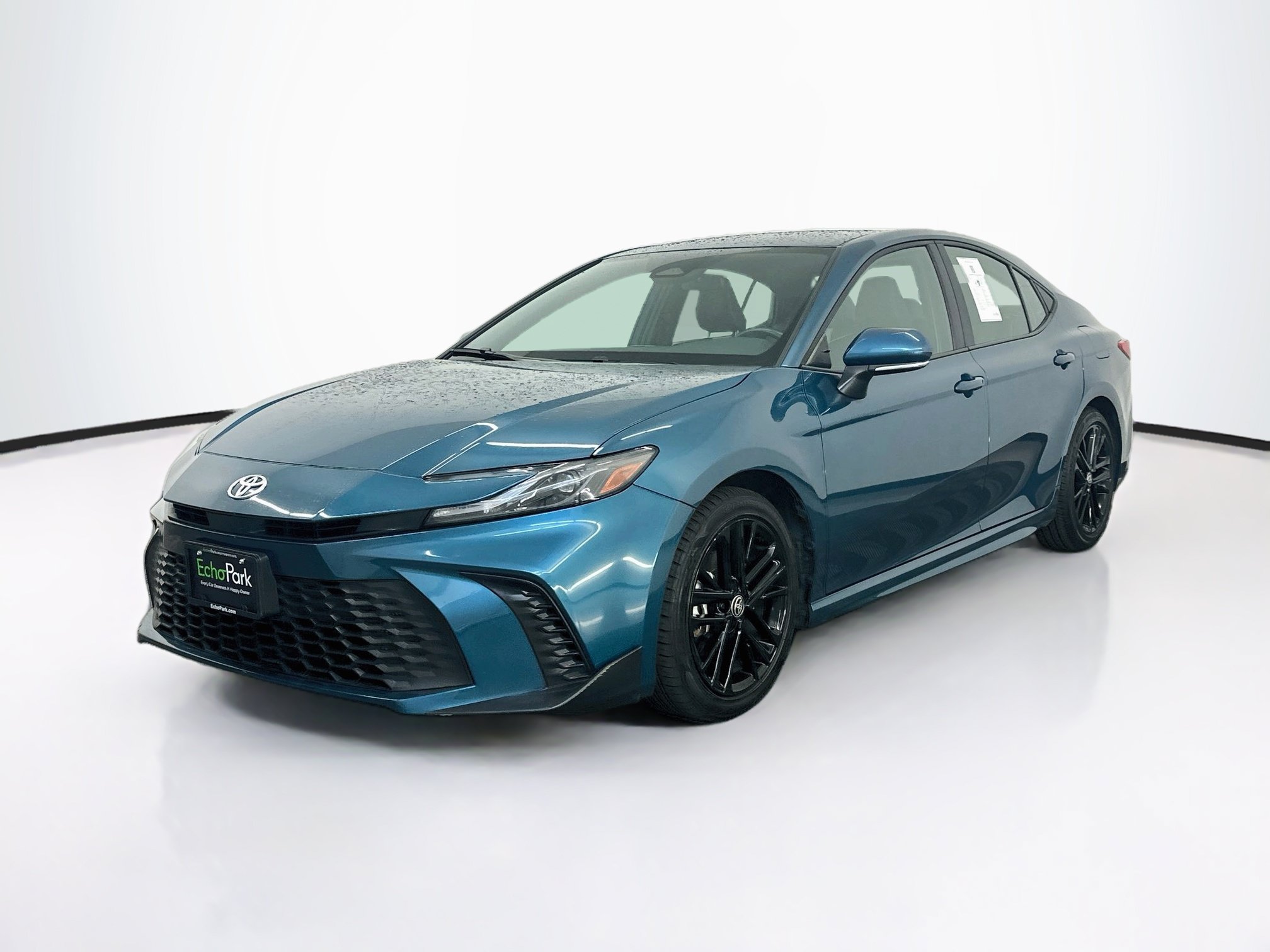 Used 2025 Toyota Camry SE FWD image 3