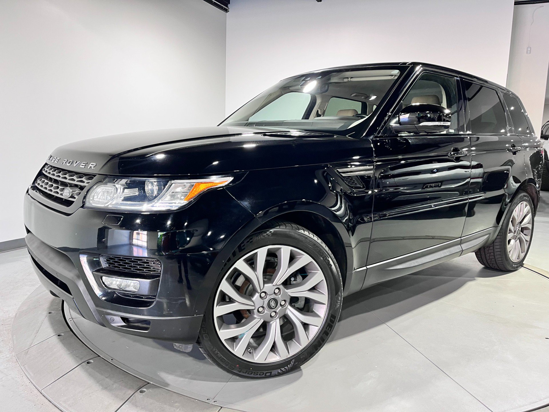 Used 2017 Land Rover Range Rover Sport SE AWD/4WD image 2
