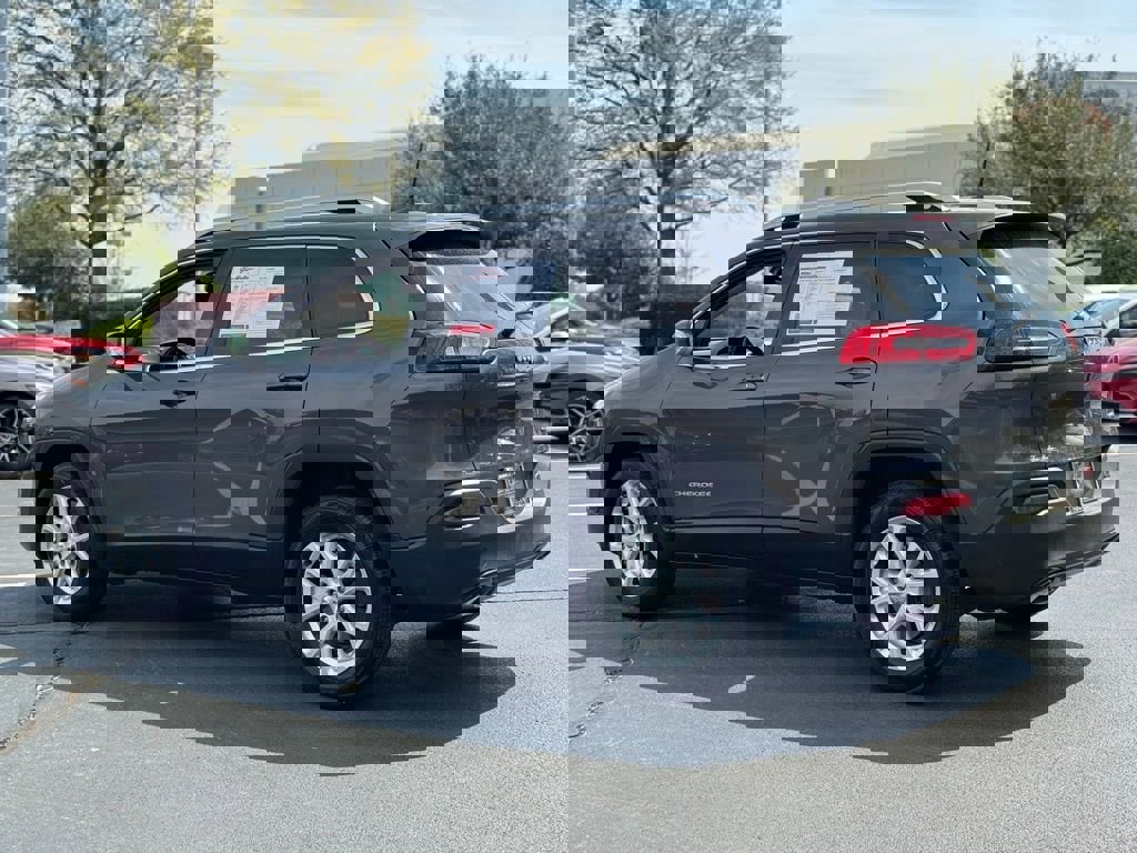 Used 2018 Jeep Cherokee Latitude Plus image 11