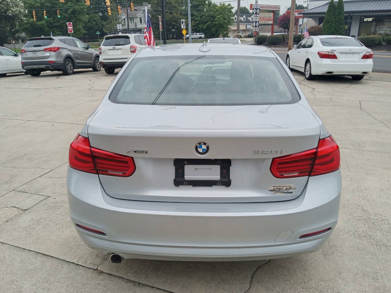 Used 2018 BMW 320i xDrive Sedan AWD/4WD image 5