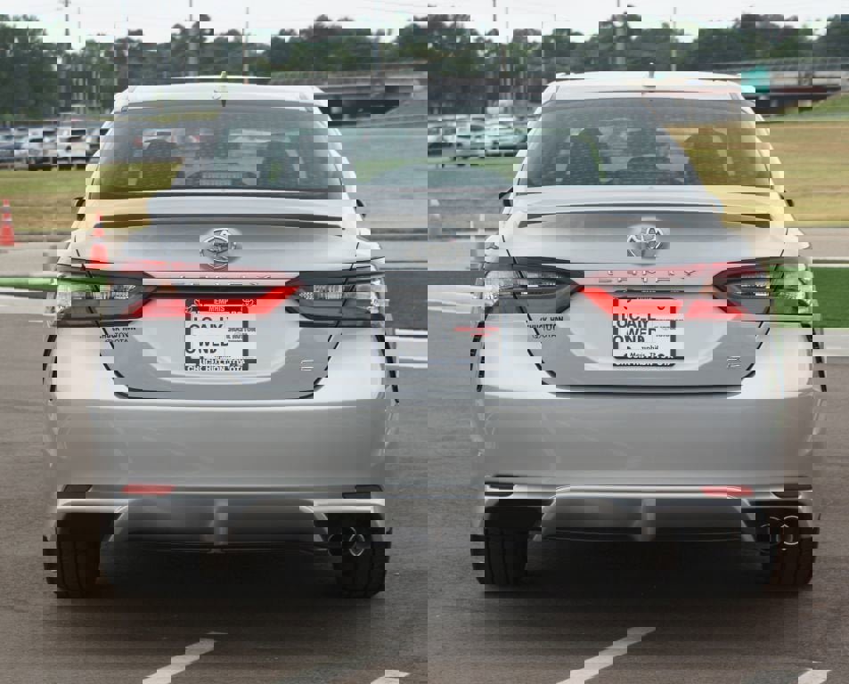 Used 2024 Toyota Camry SE image 3