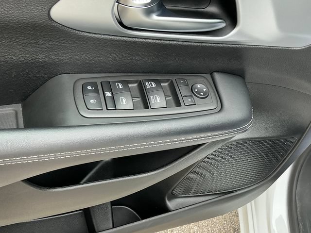 Used 2023 Chrysler Pacifica Touring FWD image 6