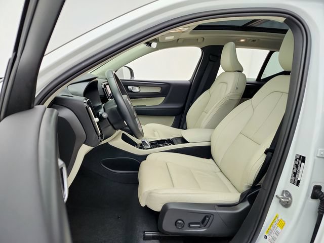 Certified 2023 Volvo XC40 B5 Plus w/ Protection Package Premier AWD/4WD image 17