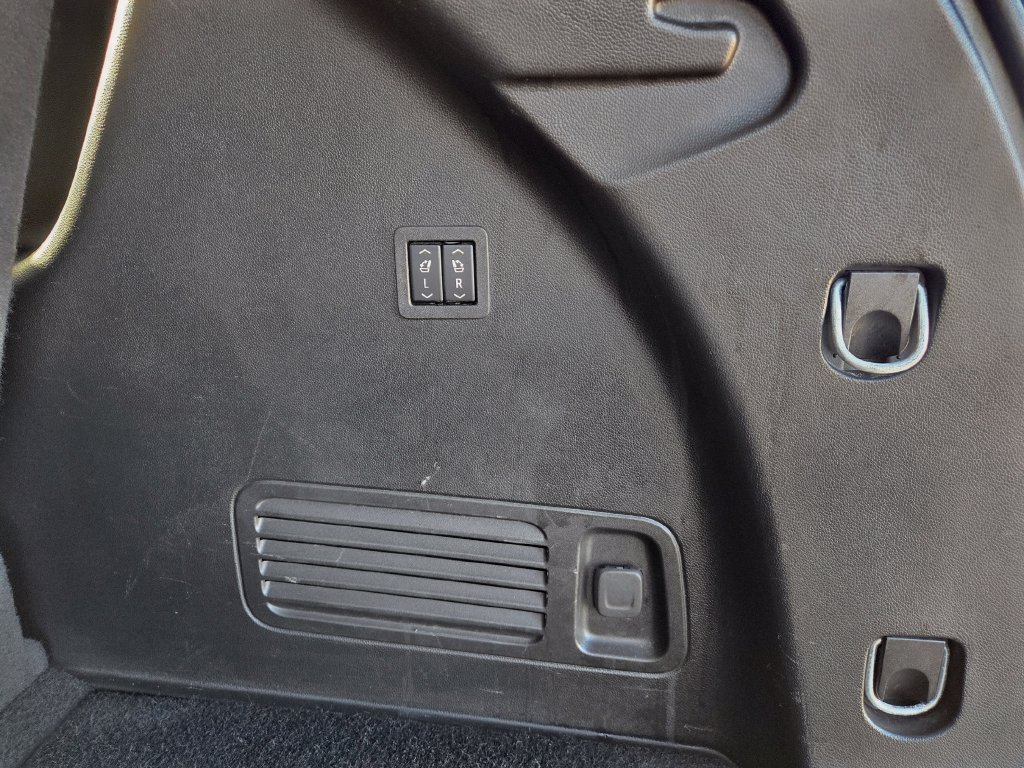 Used 2020 Buick Enclave Premium w/ Sun and Sites Package FWD image 22