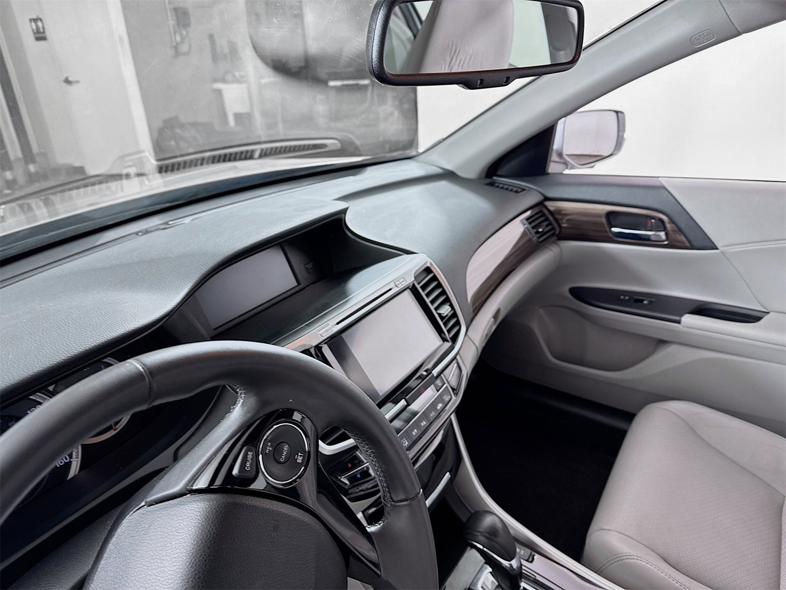 Used 2017 Honda Accord EX-L image 6