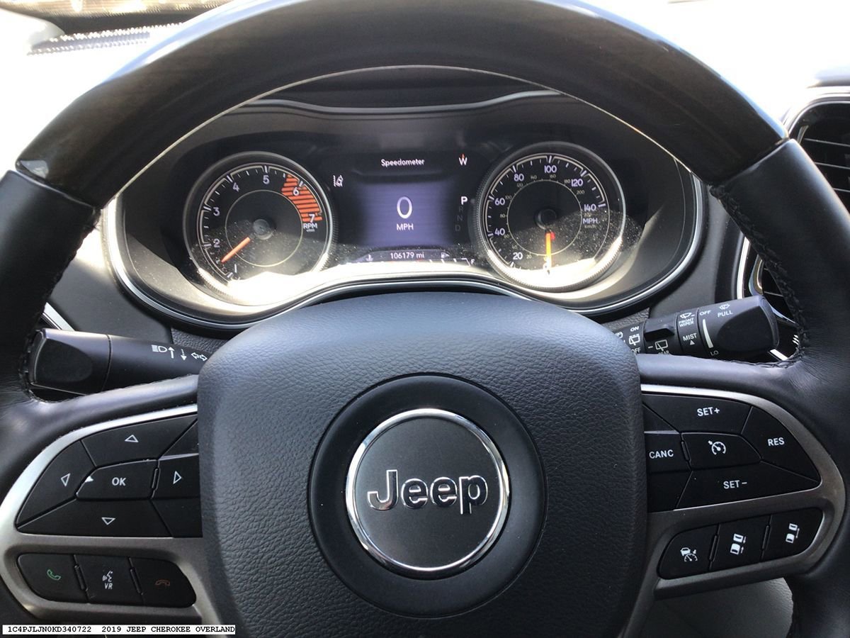 Used 2019 Jeep Cherokee Overland w/ Technology Group FWD image 12