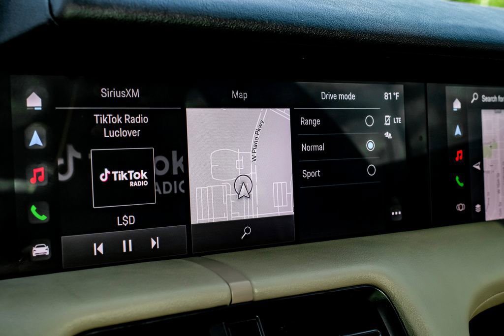 Used 2022 Porsche Taycan image 32