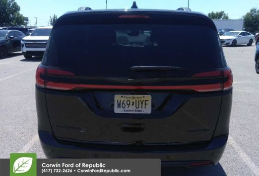 Used 2025 Chrysler Pacifica Limited FWD image 6