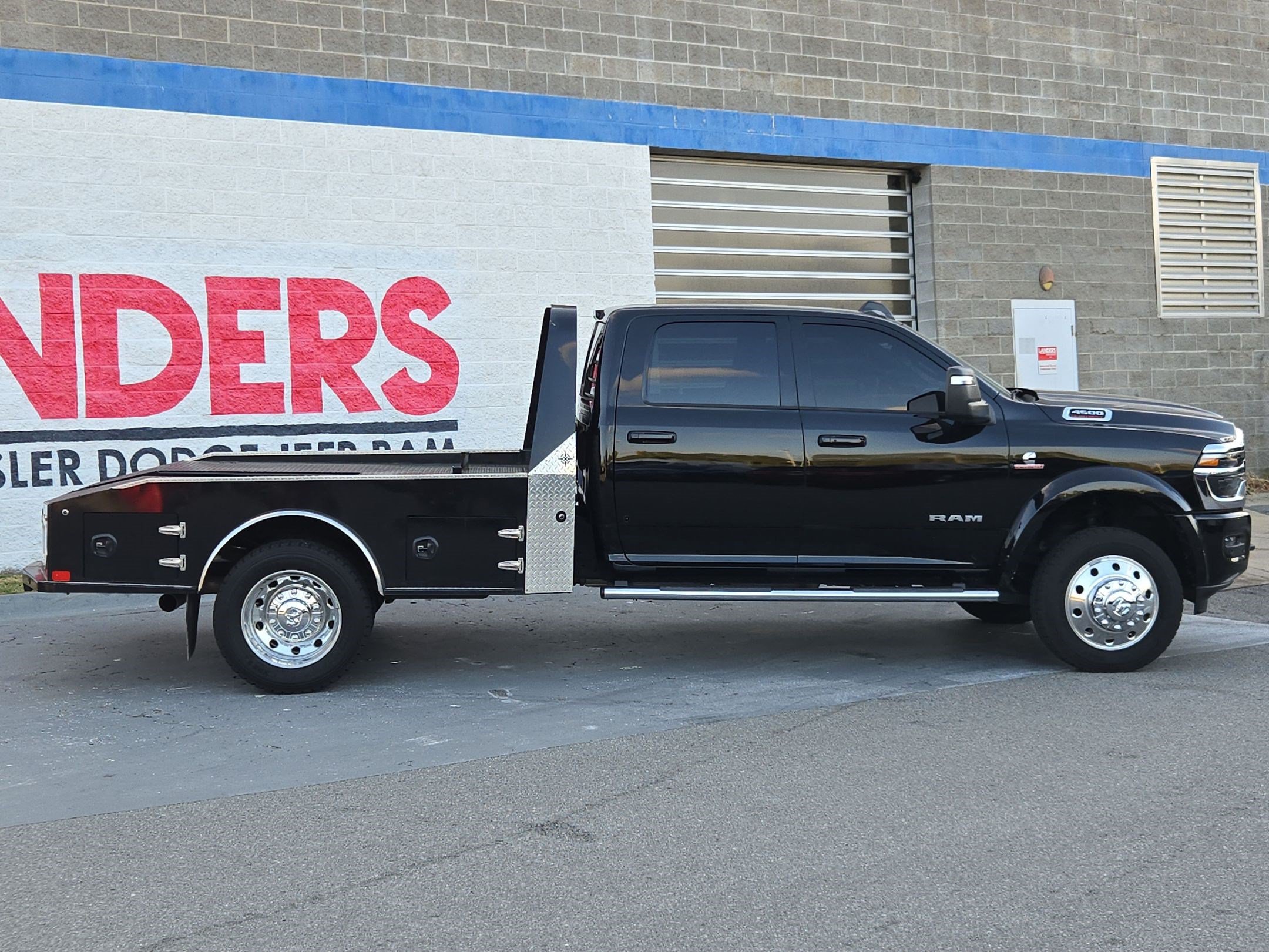 Used 2026 RAM 4500 4x4 Crew Cab DRW w/ Laramie Trim Package image 8