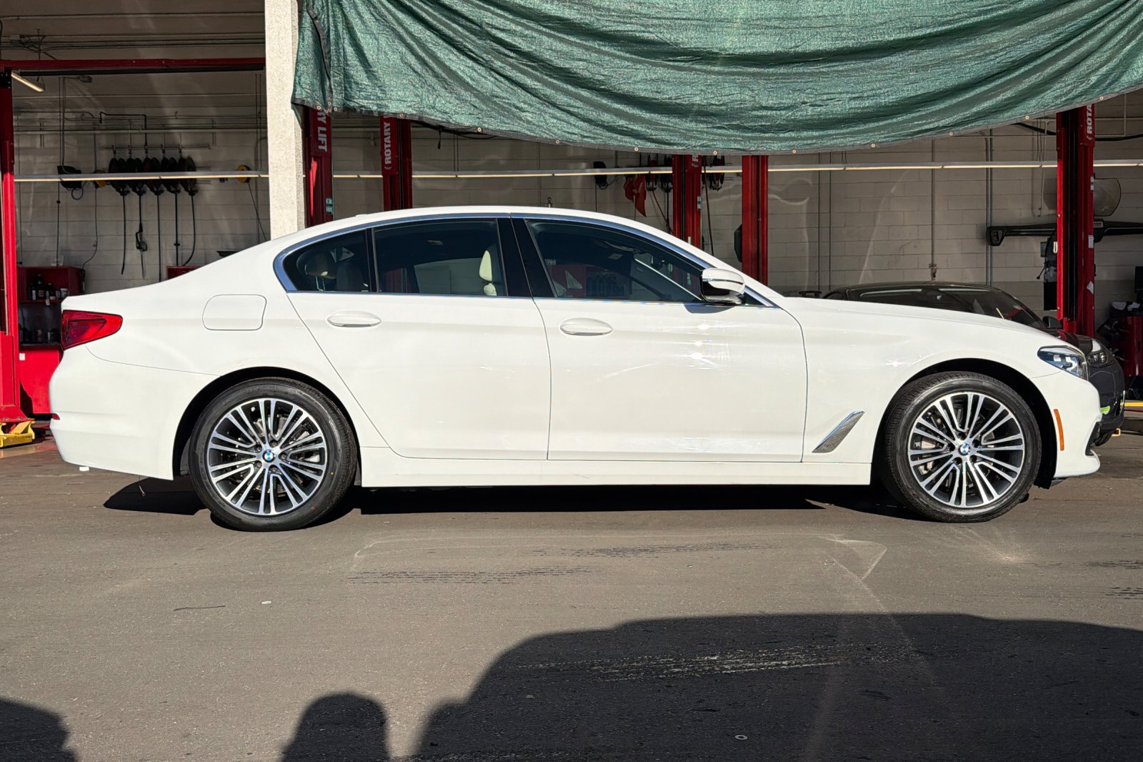 Used 2020 BMW 530e w/ Premium Package RWD image 3