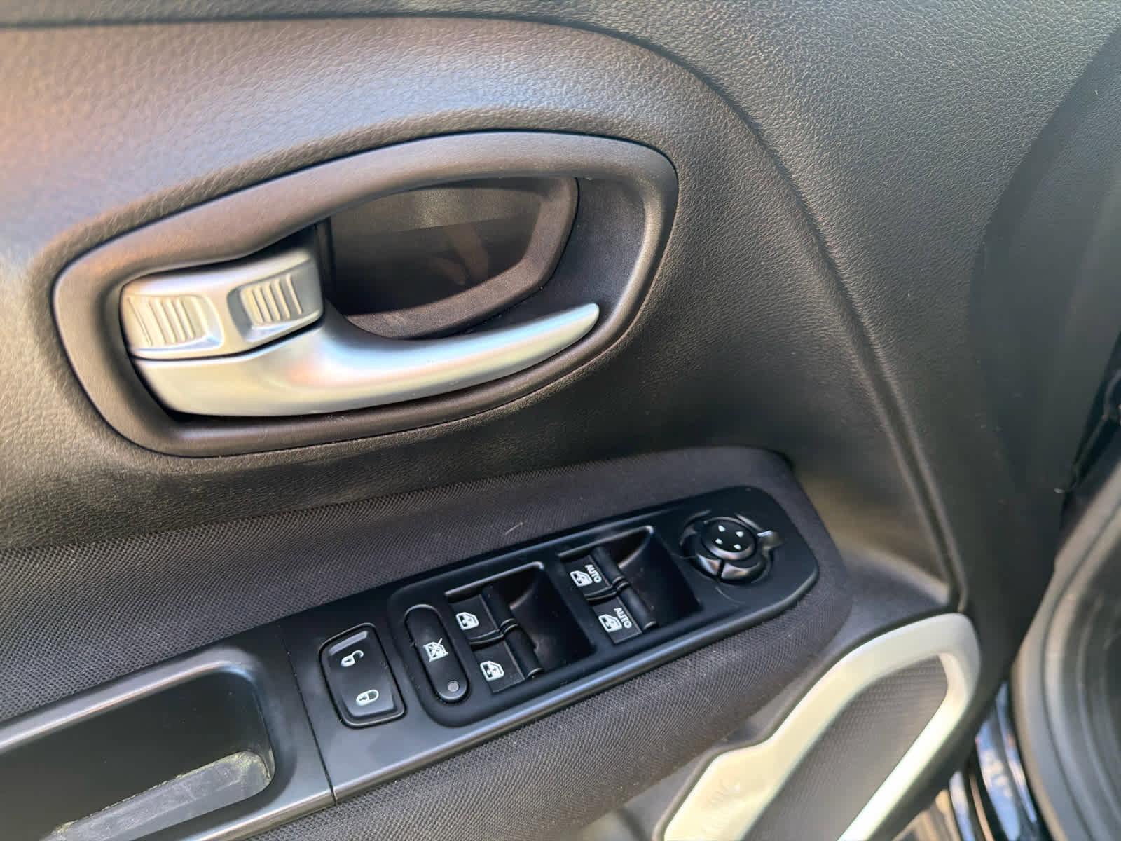 Used 2018 Jeep Renegade Latitude image 17