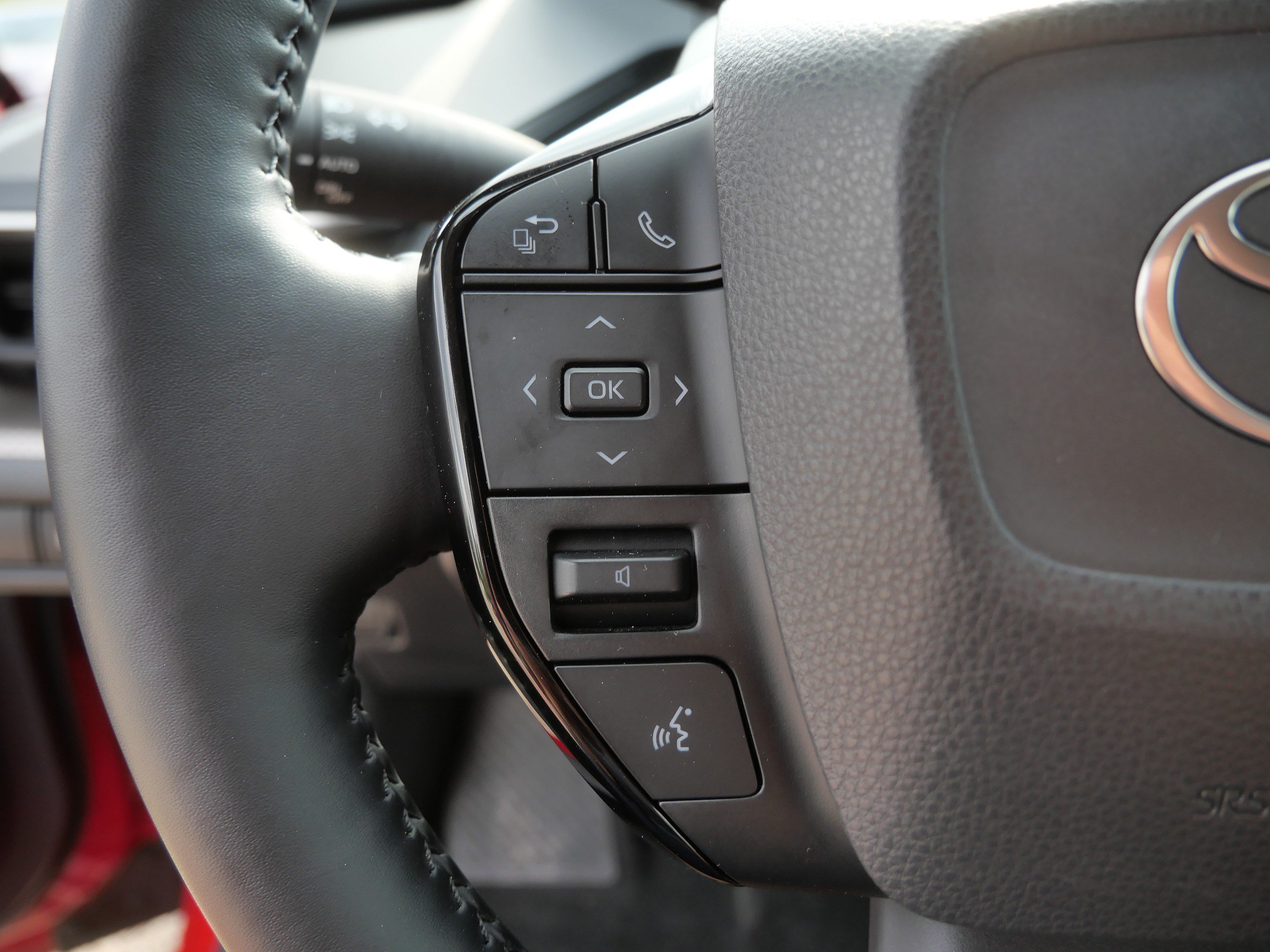 Certified 2025 Toyota Prius XLE FWD image 29