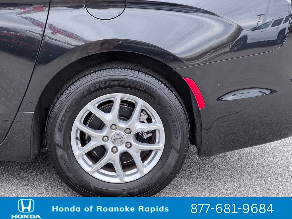 Used 2023 Chrysler Pacifica Touring-L image 36