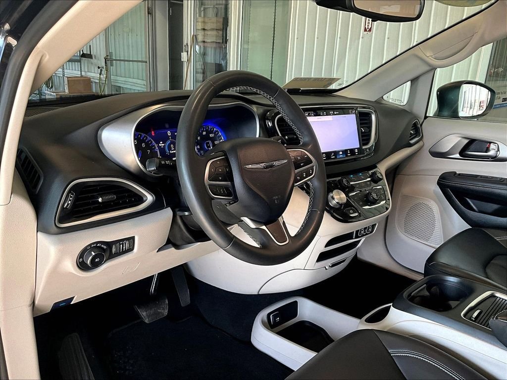 Used 2023 Chrysler Pacifica Touring-L FWD image 8