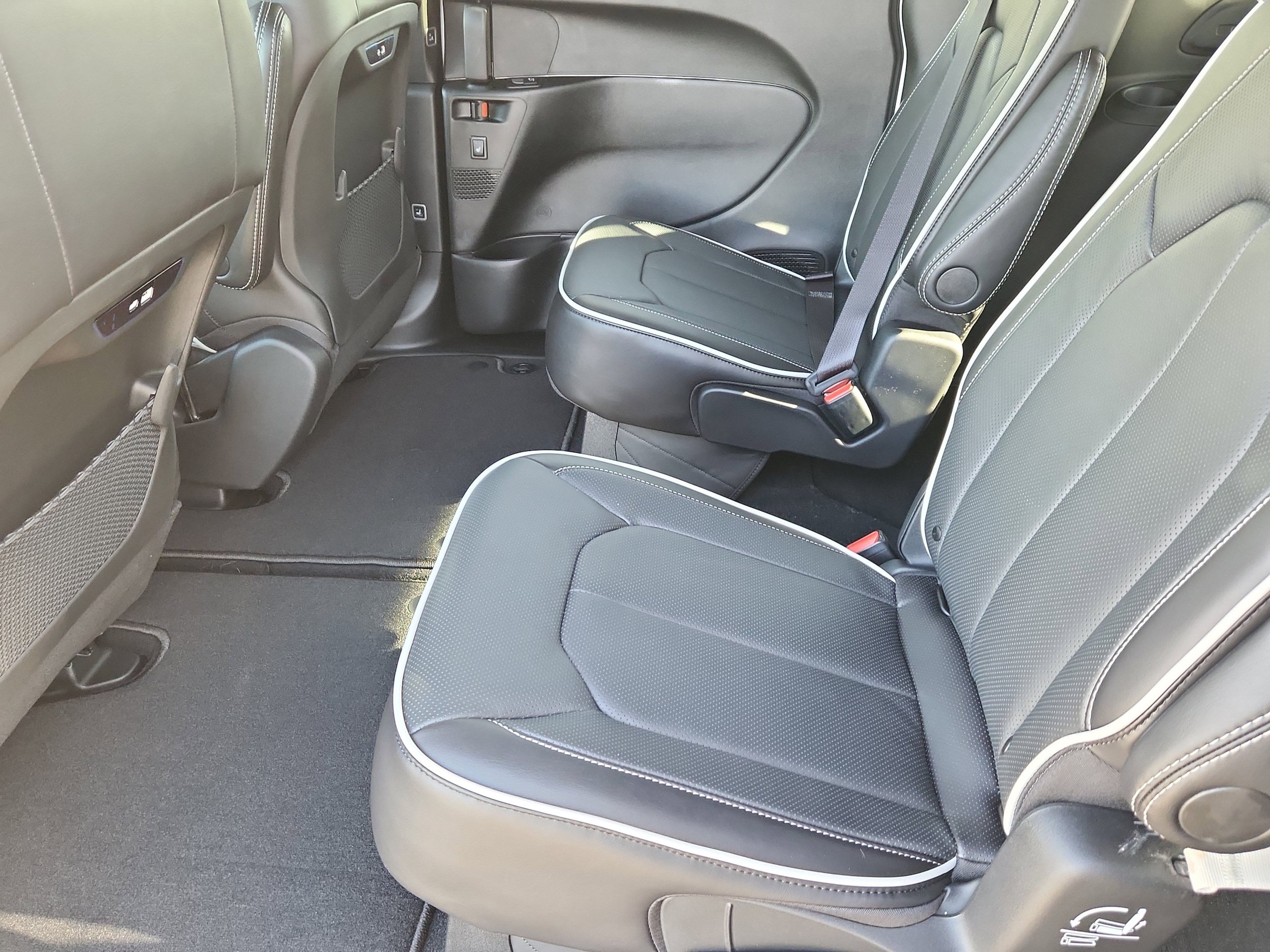 New 2026 Chrysler Pacifica Limited AWD/4WD image 10