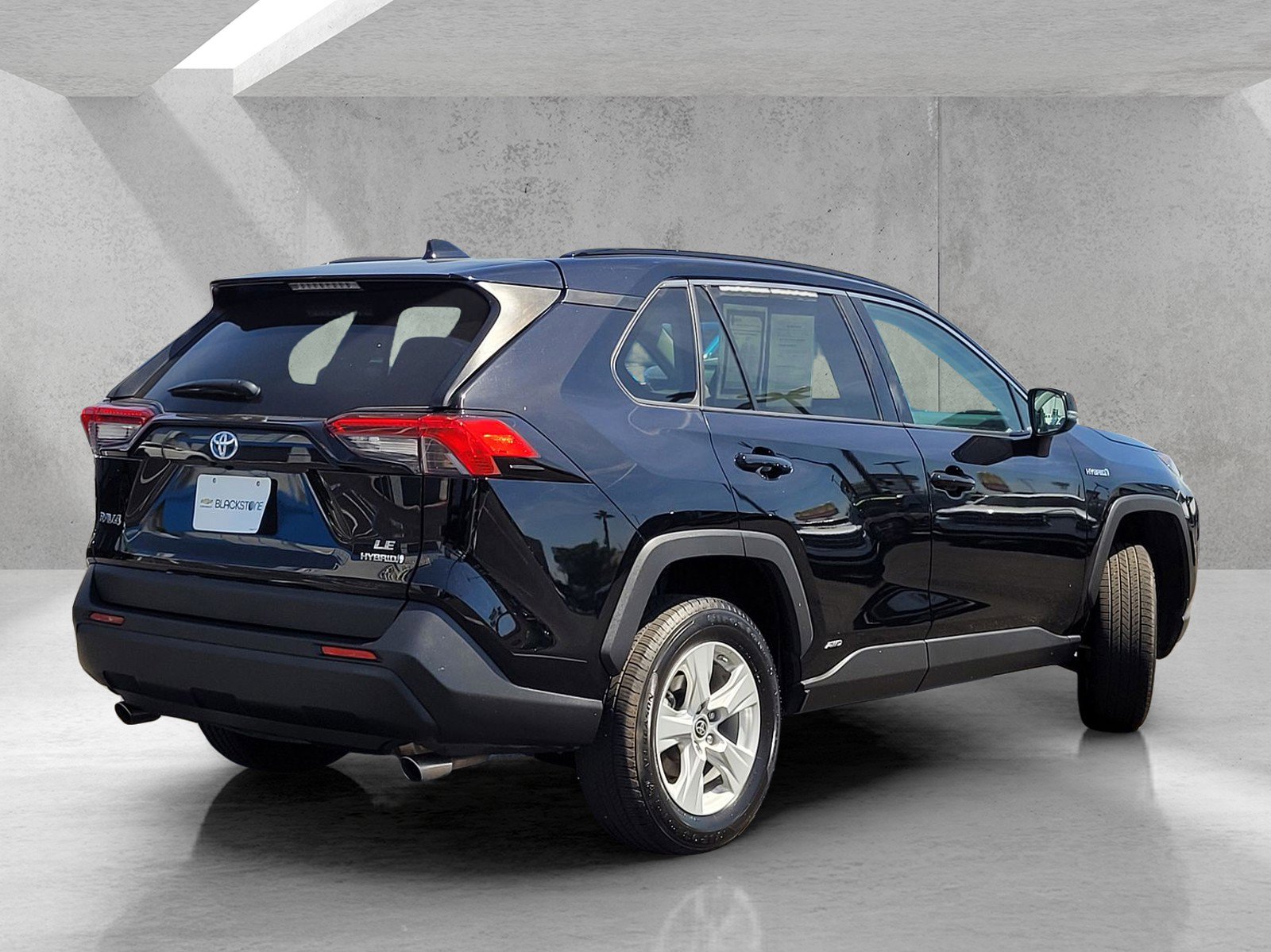 Used 2021 Toyota RAV4 LE image 4