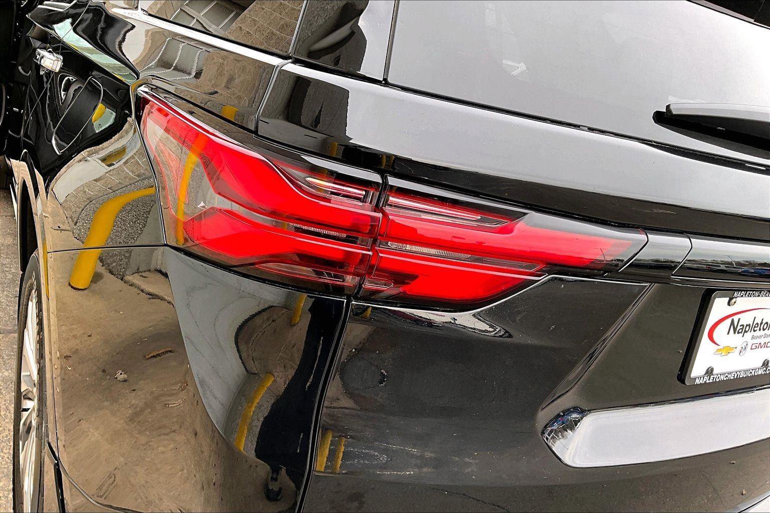 Used 2023 Chevrolet Traverse Premier image 32