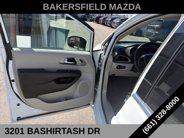 Used 2023 Chrysler Pacifica Touring-L FWD image 10