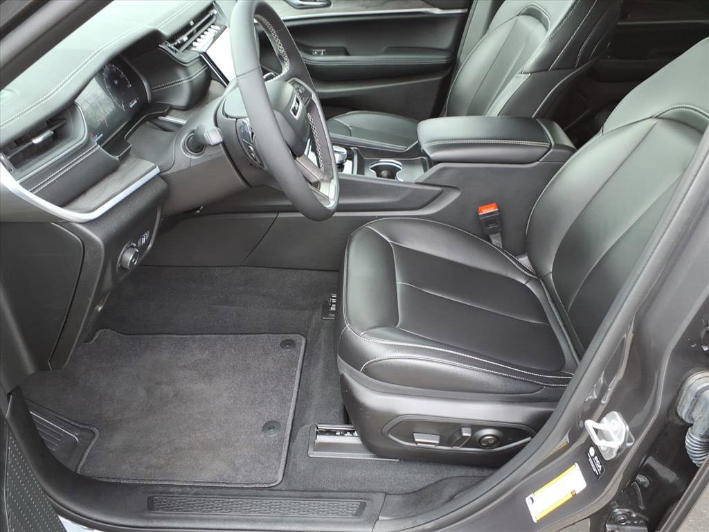 Used 2025 Jeep Grand Cherokee Limited image 11