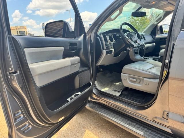 Used 2017 Toyota Sequoia SR5 w/ Premium Package RWD image 20