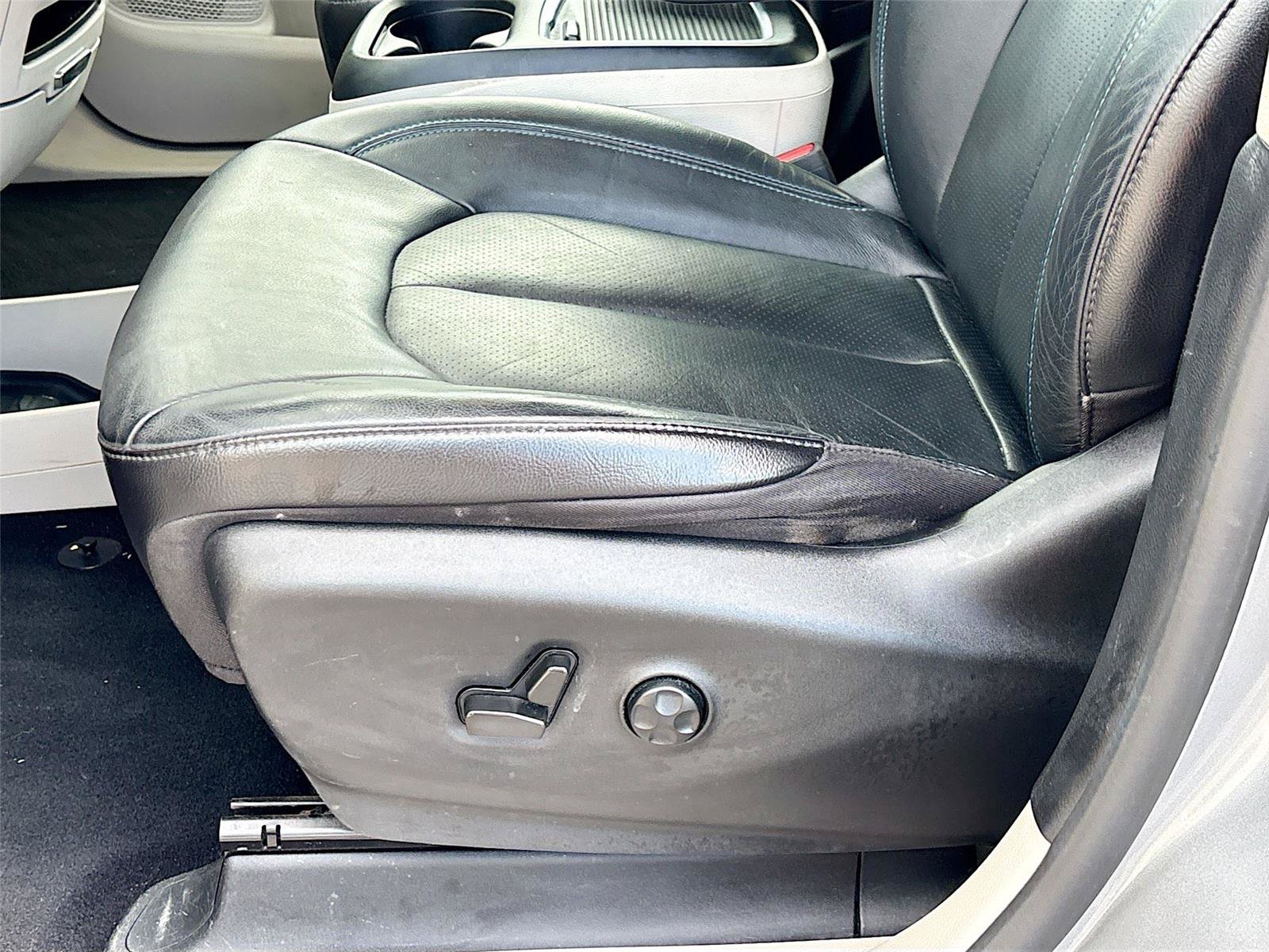 Used 2021 Chrysler Pacifica Touring-L FWD image 21