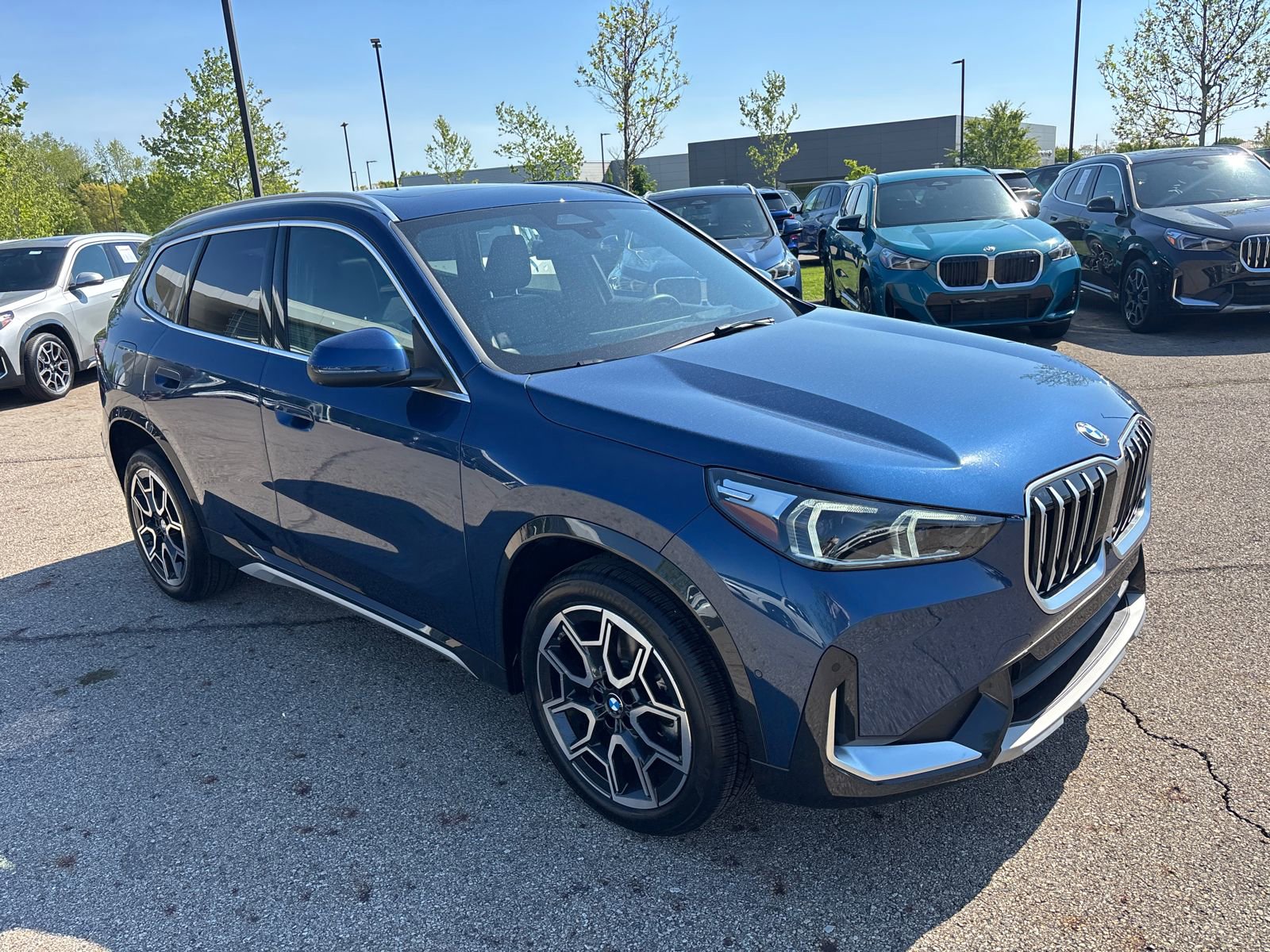 Used 2025 BMW X1 xDrive28i AWD/4WD image 3