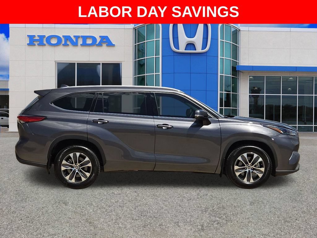 Used 2022 Toyota Highlander XLE FWD image 2